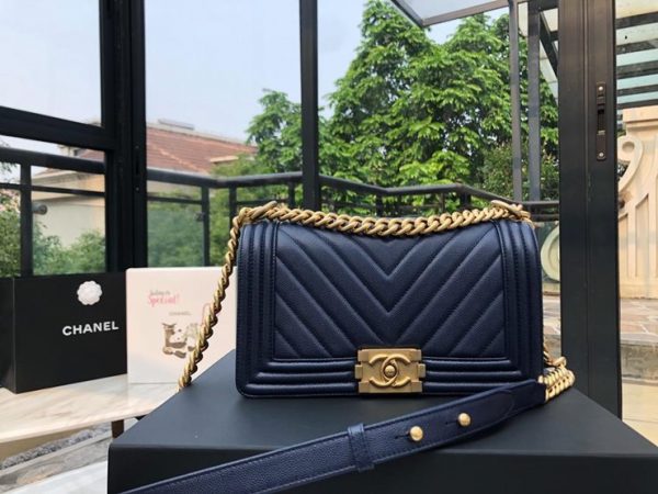 CHANEL BOY FLAP BAG 샤넬 보이 플랩 백