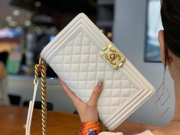 CHANEL BOY FLAP BAG 샤넬 보이 플랩 백