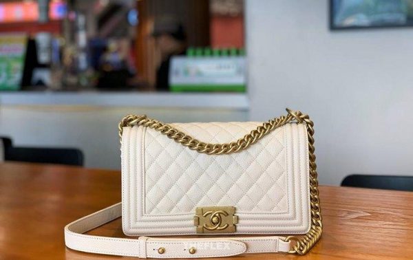 CHANEL BOY FLAP BAG 샤넬 보이 플랩 백