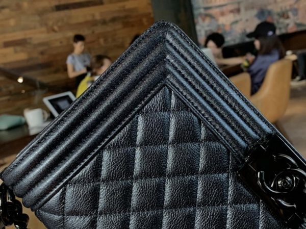 CHANEL BOY FLAP BAG 샤넬 보이 플랩 백