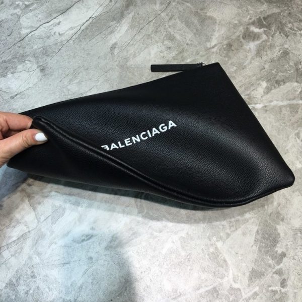 BALENCIAGA LEATHER LOGO CLUTCH 발렌시아가 레더 로고 클러치