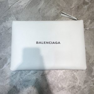 BALENCIAGA LEATHER LOGO CLUTCH <br>발렌시아가 레더 로고 클러치