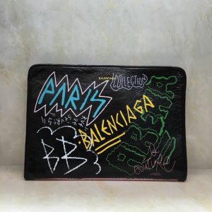 BALENCIAGA GRAFFITI CLASSIC CLUTCH <br>발렌시아가 그래피티 클래식 클러치