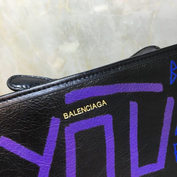 BALENCIAGA GRAFFITI CLASSIC CLUTCH 발렌시아가 그래피티 클래식 클러치