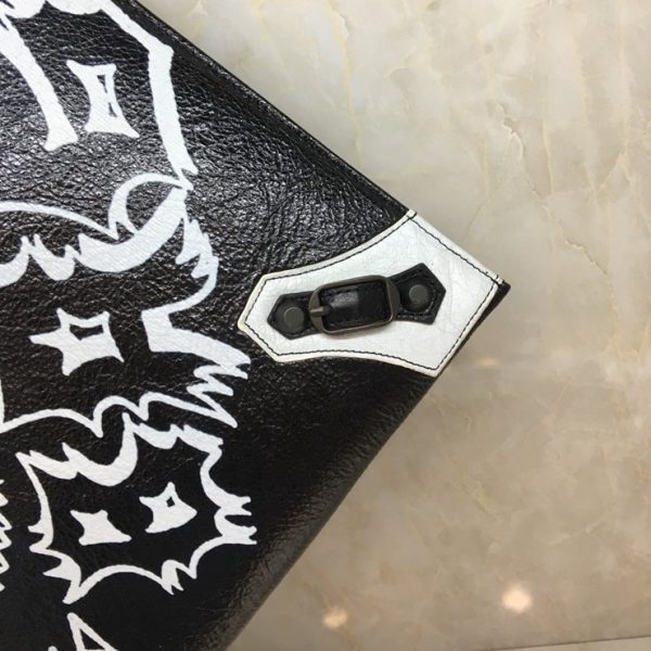 BALENCIAGA GRAFFITI CLASSIC CLUTCH 발렌시아가 그래피티 클래식 클러치