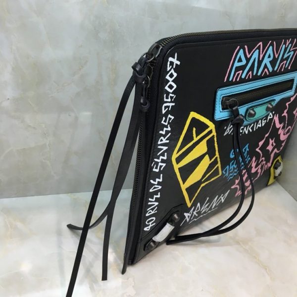 BALENCIAGA GRAFFITI CLASSIC CLUTCH 발렌시아가 그래피티 클래식 클러치