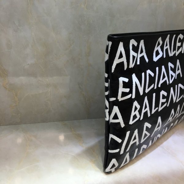 BALENCIAGA GRAFFITI CLASSIC CLUTCH 발렌시아가 그래피티 클래식 클러치