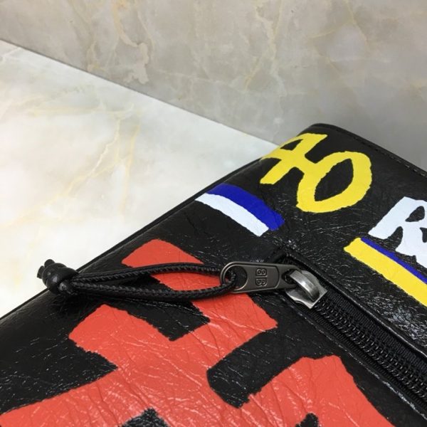 BALENCIAGA GRAFFITI CLASSIC CLUTCH 발렌시아가 그래피티 클래식 클러치