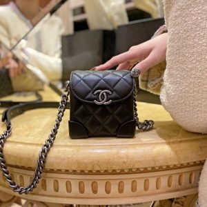 CHANEL TRENDY CC MINI BAG<br>샤넬 트렌디 CC 미니 백<br>[11x11x8cm 이태리송아지가죽]