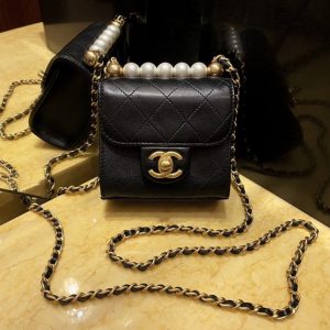 CHANEL FLAP BAG<br>샤넬 플랩 백<br>[11x11x5.5cm 이태리소가죽]