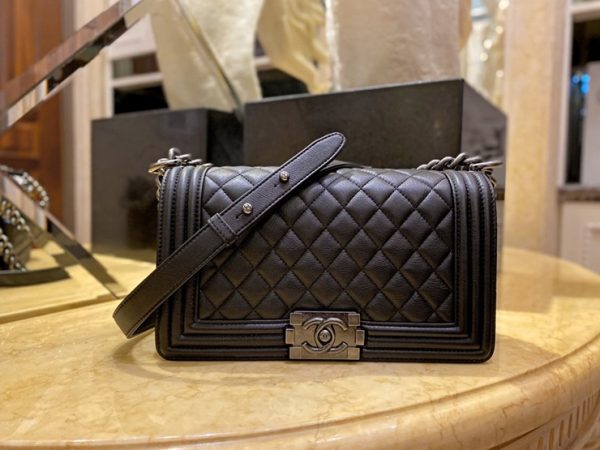 CHANEL BOY FLAP BAG 샤넬 보이 플랩 백