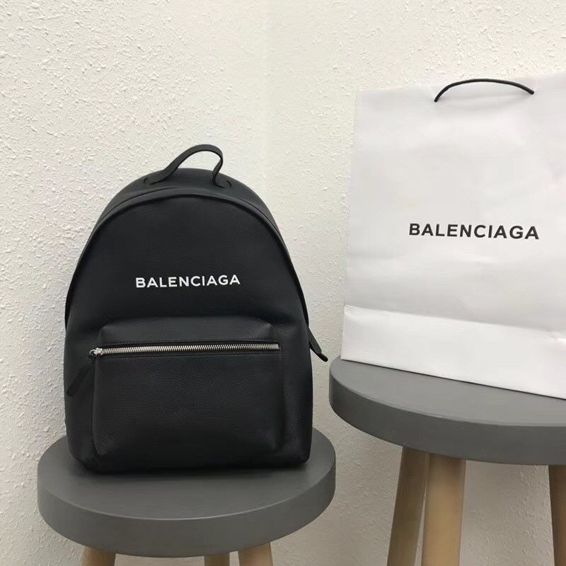 BALENCIAGA LOGO LEATHER BACK PACK<br>발렌시아가 로고 레더 백팩