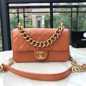 CHANEL FLAP BAG<br>샤넬 플랩 백<br>[19.5cm 빈티지 소가죽]