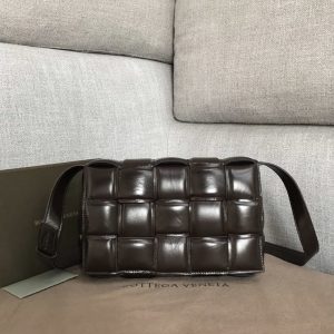 BOTTEGA VENETA PADDED CASSETTE BAG <br>보테가 베네타 패디드 카세트 백