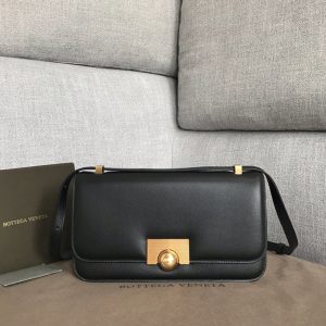 BOTTEGA VENETA CLASSIC BAG <br>보테가 베네타 클래식 백(L사이즈)