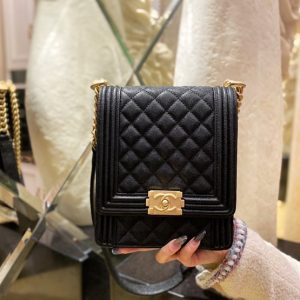 CHANEL BOY FLAP BAG <br>샤넬 보이 플랩 백<br>[16×19.5x6cm INCAS정품가죽]