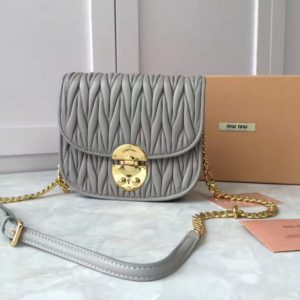 MIUMIU MATELASSE CROSSBAG<br>미우미우 마테라쎄 크로스백<br>[19x16x7cm]