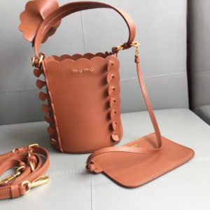 MIUMIU APPLIQUE LEATHER BUCKET BAG<br>미우미우 아플리케 레더 버킷 백<br>[16x16x18cm]