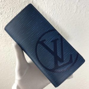 LOUIS VUITTON EPI WALLET<br>루이비통 에피 장지갑<br><i>19x10x2cm</i>