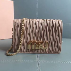 MIUMIU MATELASSE SHOULDER BAG<br>미우미우 마테라쎄 빅 로고 숄더 백<br>[18x12x5cm]