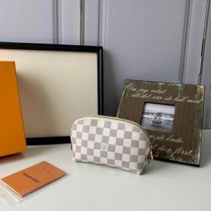 LOUIS VUITTON MONOGRAM POUCH<br>루이비통 모노그램 파우치<br><i>17X12X6cm</i>