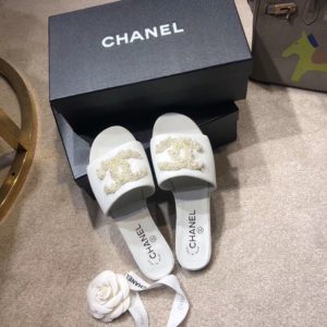 CHANEL LOGO SLIPPER<br>샤넬 로고 슬리퍼<br><i>35-40 SIZE 이태리 소가죽</i>