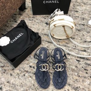 CHANEL CC LOGO FLIP-FLOP SANDAL<br>샤넬 CC 로고 플립플랍 샌들<br><i>35-40 SIZE 이태리 소가죽</i>