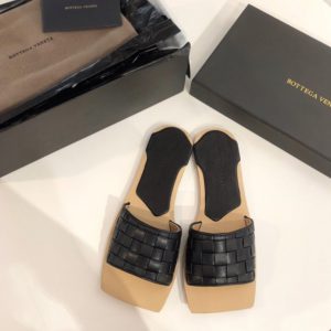 BOTTEGA VENETA SANDALS<br>보테가 베네타 샌들<br><i>35-39 SIZE 이태리 소가죽</i>