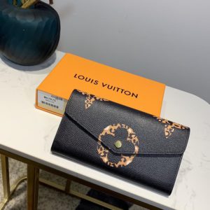 LOUIS VUITTON MONOGRAM GIANT WALLET<br>루이비통 모노그램 장지갑<br><i>19x10cm 이태리가죽</i>