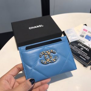 CHANEL 19 FLAP CARD CASE<br>샤넬 19 플랩 카드 케이스<br><i>11×7.5cm 이태리산양가죽</i>