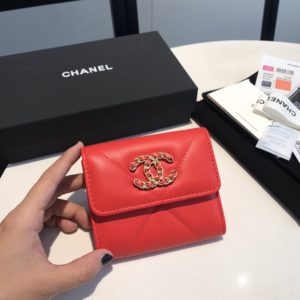 CHANEL 19 FLAP WALLET<br>샤넬 19 플랩 지갑<br><i>11x10cm 이태리산양가죽</i>