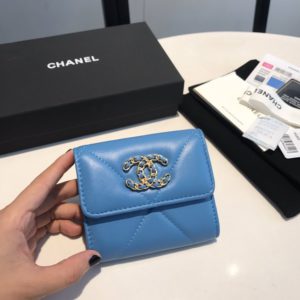 CHANEL 19 FLAP WALLET<br>샤넬 19 플랩 지갑<br><i>11x10cm 이태리산양가죽</i>