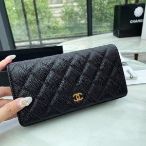 CHANEL CLASSIC FLAP WALLET<br>샤넬 클래식 플랩 장지갑<br><i>18×9.5×3 이태리 캐비어소가죽</i>