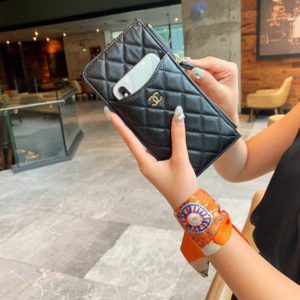 CHANEL CLASSIC PHONE CASE<br>샤넬 클래식 폰 케이스<br><i>19.5×10.5×0.5cm 이태리 송아지가죽</i>