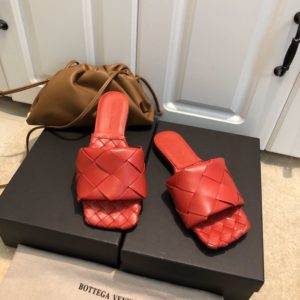 BOTTEGA VENETA LIDO FLAT SANDAL<br>보테가 베네타 리도 플랫 샌들<br><i>35-40 SIZE 이태리소가죽</i>