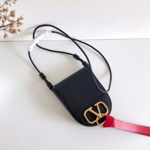 VALENTINO VLING CROSSBODY BAG<br>발렌티노 VRING 크로스바디 백<br><i>17x22x4cm 이태리가죽</i>