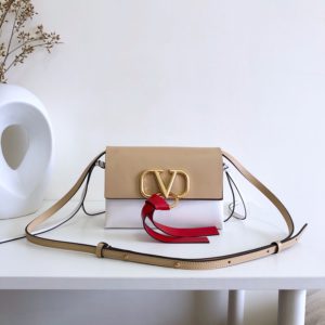 VALENTINO VLING SHOULDER BAG<br>발렌티노 VRING 숄더백<br><i>21x15x9cm 이태리가죽</i>