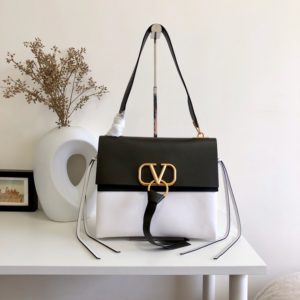 VALENTINO VLING SHOULDER BAG<br>발렌티노 VRING 숄더백<br><i>24x19x16/28x24x22cm이태리가죽</i>