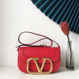 VALENTINO SUPERVEE CROSSBODY BAG<br>발렌티노 슈퍼비 크러스바디 백<br><i>26.5x15x9cm 이태리가죽</i>