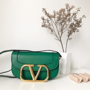 VALENTINO SUPERVEE CROSSBODY BAG<br>발렌티노 슈퍼비 크러스바디 백<br><i>26.5x15x9cm 이태리가죽</i>