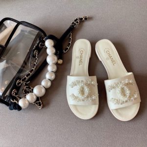 CHANEL LOGO SLIPPER<br>샤넬 로고 슬리퍼<br><i>35-40 SIZE 이태리 양가죽</i>