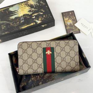 GUCCI GG SUPREME ZIPPER WALLET<br>구찌 GG 슈프림 지갑<br><i>19x10x2cm 이태리가죽</i>