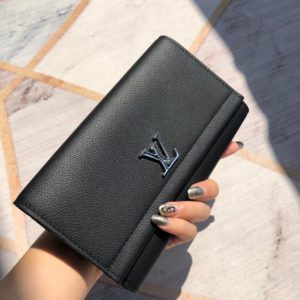 LOUIS VUITTON LOCK ME WALLET<br>루이비통 락미 장지갑<br><i>19.5x10cm 이태리가죽</i>