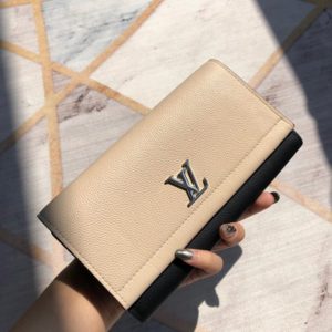 LOUIS VUITTON LOCK ME WALLET<br>루이비통 락미 장지갑<br><i>19.5x10cm 이태리가죽</i>