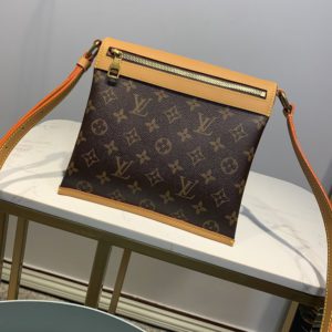 LOUIS VUITTON SLANTING BAG<br>루이비통 슬랜팅 백<br>[20.5x22x4.5cm 이태리가죽]