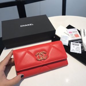 CHANEL 19 FLAP WALLET<br>샤넬 19 플랩 지갑<br><i>16.5x9cm 이태리산양가죽</i>