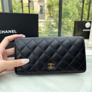 CHANEL CLASSIC FLAP WALLET<br>샤넬 클래식 플랩 장지갑<br><i>18×9.5×3 이태리 양가죽</i>