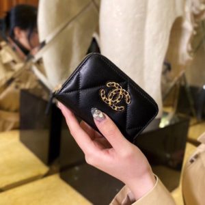 CHANEL 19 FLAP WALLET<br>샤넬 19 플랩 지갑<br><i>11x8x2cm 이태리 양가죽</i>