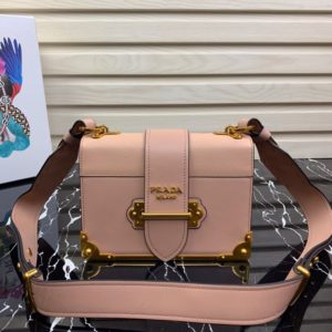 PRADA SAFFIANO CAHIER SHOULDER BAG<br>프라다 사피아노 카이에 숄더 백<br>[20x14x8.5cm 사피아노가죽]