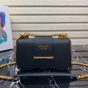 PRADA SAFFIANO LAEATHER SIDONIE SHOULDER BAG<br>프라다 사피아노 시도니 숄더백<br>[21.5×12.5×6.5cm 사피아노가죽]